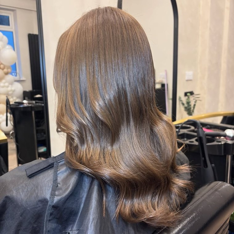 Glossy chocolate brown colour with a soft blow-dry